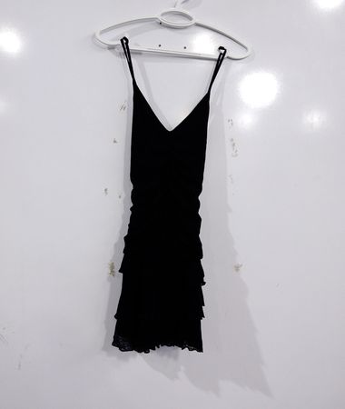 Schwarzes Volantkleid