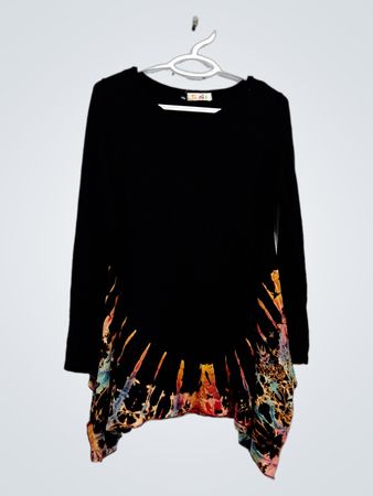 Schwarzes Langarm-T-Shirt mit Batik-Saum