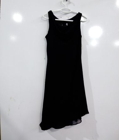 Schwarzes ärmelloses Kleid