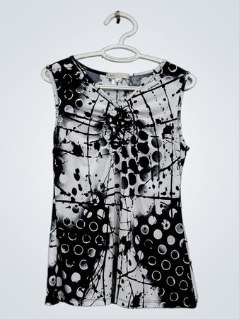 Cleo ärmelloses Top mit schwarz-weißem abstraktem Print