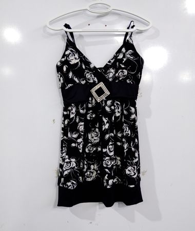 Bizz Girl schwarzes und weißes Kleid mit Rosenmuster