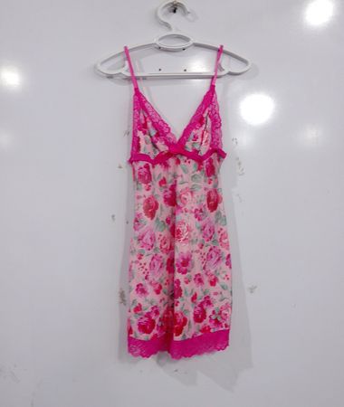 Rosa Slipkleid mit floraler Spitze am Saum