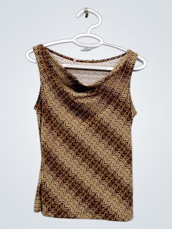 Ärmelloses Top mit braunem und hellbraunem Chevron-Muster