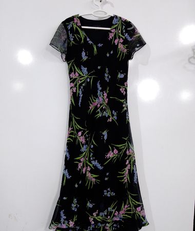 POSITIVattitude Schwarzes Midikleid mit Blumenmuster
