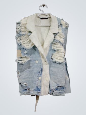 Dqmane Distressed Denim und weißer Blazer