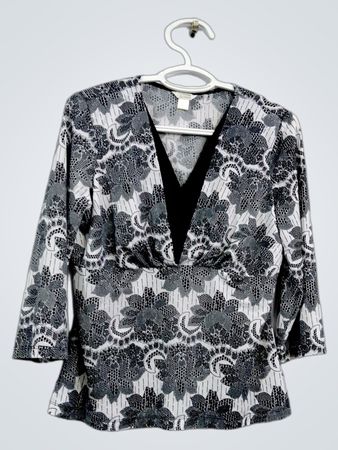 Christopher & Banks Damen V-Ausschnitt-Oberteil mit schwarz-weißem Blumenmuster, Größe L