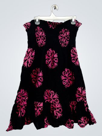 Schwarzes trägerloses Kleid mit pinkem Blumenmuster