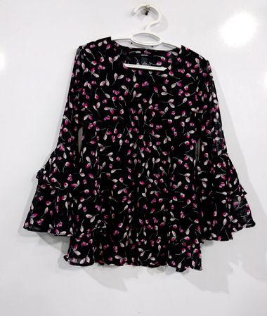 ALFANI Damen Bluse mit schwarzem Blumenmuster und Glockenärmeln