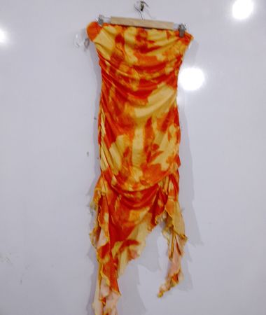 Orange- und Gelbtoniertes trägerloses Kleid mit Raffung