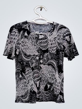 Schwarz-weißes T-Shirt mit Blumenmuster