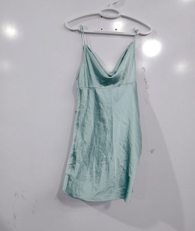 Minzgrünes Satin-Camisolekleid