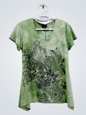 Shannon Ford Petite grünes Batik-T-Shirt mit schwarzem Aufdruck