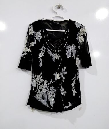 Termine Schwarzes Oberteil mit Blumenmuster und transparenten Ärmeln