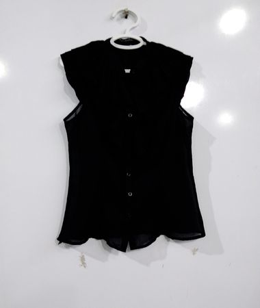 zwanzig schwarze ärmellose Bluse