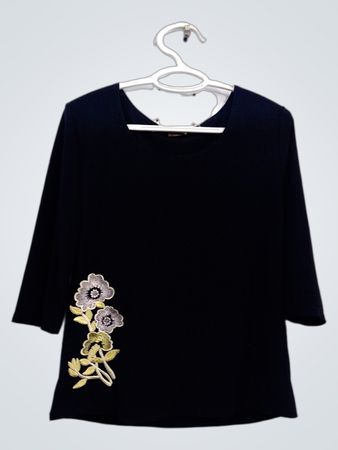 Schwarzes 3/4-Arm-Oberteil mit Blumenstickerei