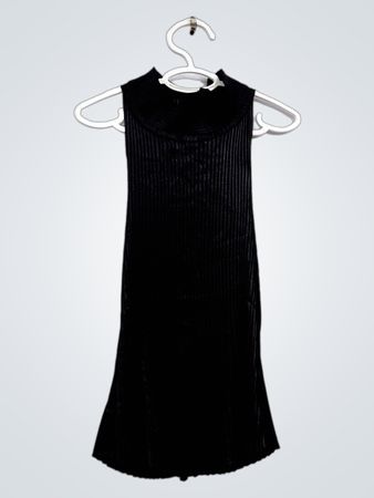 Schwarzes ärmelloses Plissee-Kleid mit hochgeschlossenem Kragen