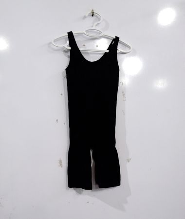 Schwarzer Body mit Shorts