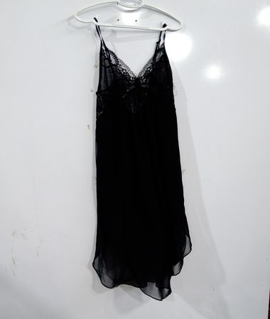 Negligentes Kleid mit schwarzer Spitzenborte