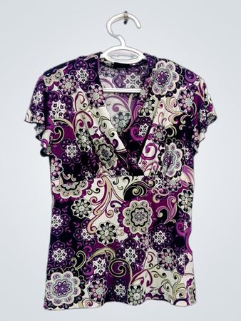 JKA CALIFORNIA Damen V-Ausschnitt Kurzarmtop mit lila Blumenmuster