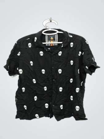 Schwarzes Shirt mit Totenkopf-Print