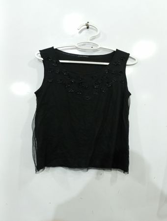 Schwarzes ärmelloses Top mit floralen Verzierungen
