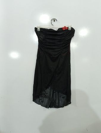 Schwarzes trägerloses Kleid