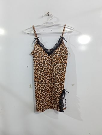 Slipkleid mit Leopardenmuster und schwarzer Spitzenbesatz