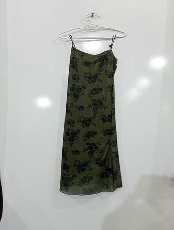 Olivgrünes florales Maxikleid