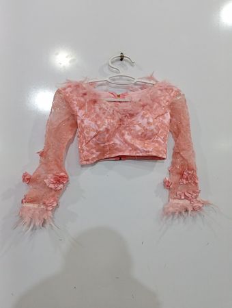 Rosa Bluse mit Feder- und Blumenverzierungen