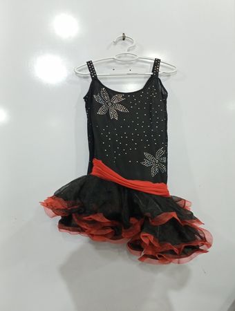 Schwarz-rotes, gerafftes Kleid mit Strassblumen