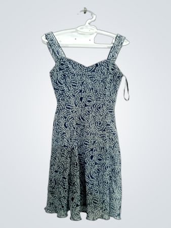 Verbundenes blau-weiß gemustertes Kleid