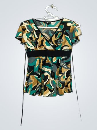 iz Byer California Damen Oberteil mit abstraktem Print, V‑Ausschnitt und Wickeloptik, Größe M
