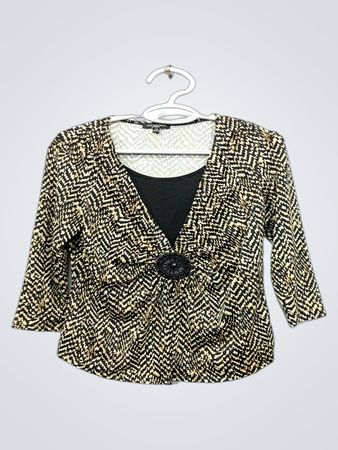 Women's Notations Petite Schwarz- und Braun gemusterte Bluse mit dekorativer Brosche