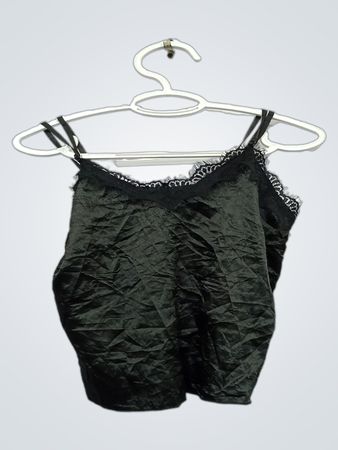 Schwarzes Satin-Top mit Spitze am Saum