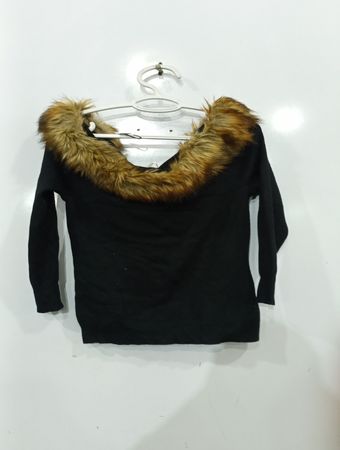 BOSTON PROPER schwarzer schulterfreier Pullover mit Kunstpelzkragen