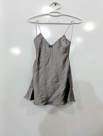 Graues Slipkleid mit schwarzem Rand