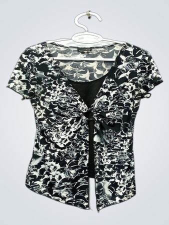 Brittany Black Damen T-Shirt mit kurzen Ärmeln, schwarz-weißem Blumenmuster und Twist-Front-Bluse