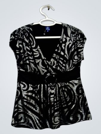 Top a V nero con fantasia a vortice argento e fibbia