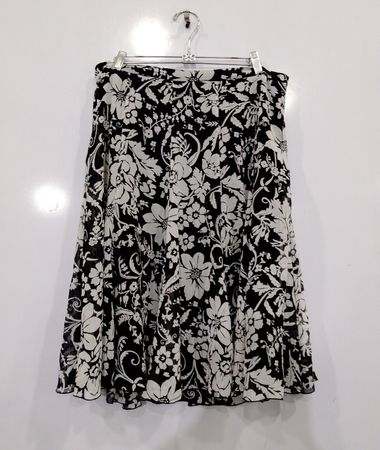 Saia com estampa floral em preto e branco