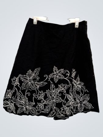 Jupe trapèze noire avec broderie florale
