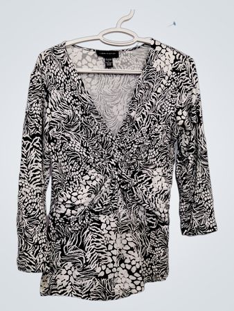 Cable & Gauge Blusa Feminina Decote V com Nó Frontal e Estampa Animal Preto e Branco