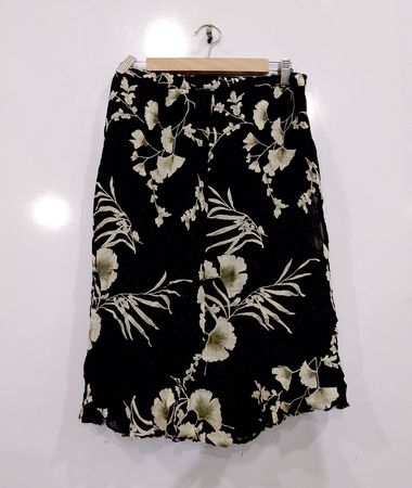 Schwarzer Midirock mit Blumenmuster