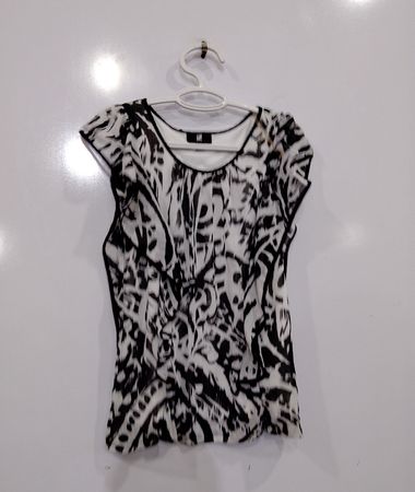 BYER Women's Sleeveless Abstract Print Top