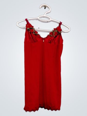 Deslize vermelho com detalhe floral