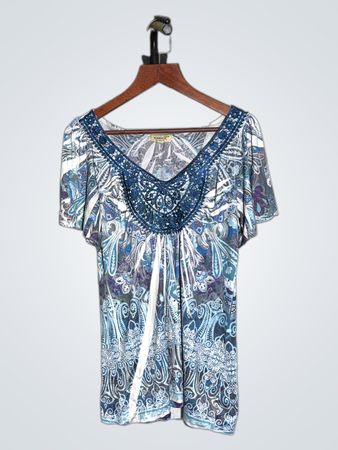 Oneworld Live and Let Live Made in USA Blue Paisley Print V-Neck Verziertes Kurzarmshirt