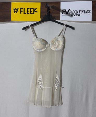 Durchscheinende Chemise mit Spitzensaum