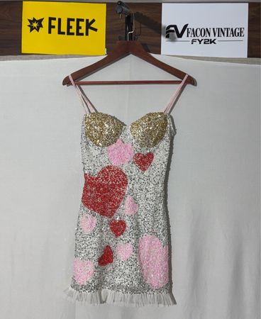 LACE & BEADS Vestido de Coração com Paetês