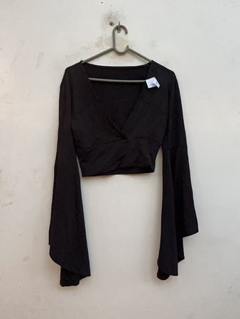 Blouse enveloppante noire raccourcie