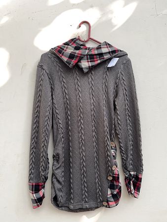 Pull à capuche en tricot à câble sans marque avec accents à carreaux