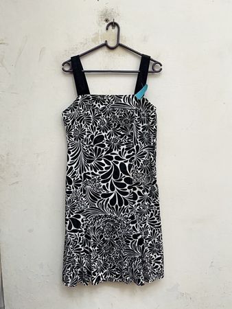 Robe mini florale noire et blanche